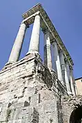 Le temple vu en contrebas avec l'imposant soubassement.