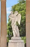 Statue vue entre deux colonnes corinthiennes
