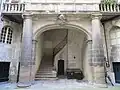 Le portique encadrant l'escalier