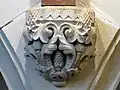 Motifs en fleur de lys.