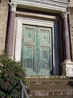 La porte antique du temple.