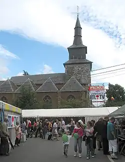 L'église et la brocante de Temploux.