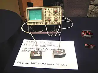 Photo d'un oscilloscope affichant Tennis for Two avec deux manettes d'époque