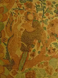 Détail d'une tenture aux deux troncs fleuris et aux faucons.