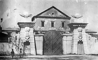 le portail du château XIXe siècle.