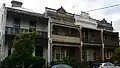 Maisons typiques en « terrasse » à deux étages, dans Charles Street
