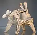 Deux personnages dans un bige (char à deux chevaux). Terre cuite, Helladique Récent IIIA-IIIB (vers 1400-1200 av. J.-C.). Département des Antiquités grecques, étrusques et romaines du Louvre. Provenance : Markopoulo, Attique.