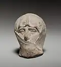 Tête en terre cuite d'une femme voilée (IVe&nbsp;siècle&nbsp;av. J.-C.).