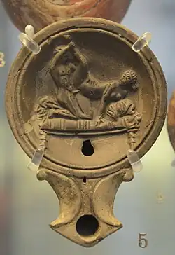 Lampe à huile en terre cuite à motif estampé. Scène d'hétérosexualité. Vers 10-30 EC. British Museum