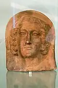 Visage de femme, artefact funéraire (IIIe&nbsp;siècle&nbsp;av. J.-C.).