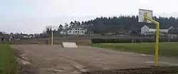 Le terrain de basket-ball à Mercurey ou évoluait le Football Club de Bourgneuf Val d'Or Mercurey avant la fusion avec Élan sportif chalonnais