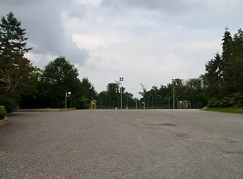 Le terrain de sport.