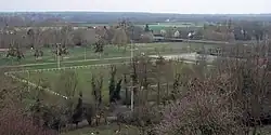 Le terrain de football (à gauche) et les courts de tennis (à droite)