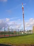 Terrain de tennis et antenne relais TV