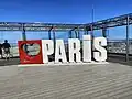 Terrasse avec j'aime Paris en cœur.