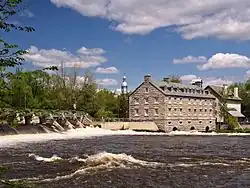 Le Moulin neuf construit par Masson est une imposante et large bâtisse.