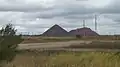 Terril de la mine Stakhanovskaya. En arrière-plan, le chevalement de la mine K. O. Gorbatcheva.