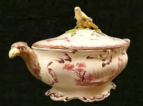Terrine de Niderviller : paysage en camaïeu rose, orné de têtes de rapaces, vers 1760.