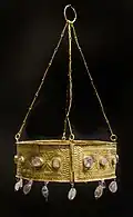 Couronne votive, Trésor de Guarrazar, Espagne, VIIe&nbsp;siècle,  musée archéologique national d'Espagne, Madrid