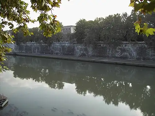 Louve sur les quais du Tibre.