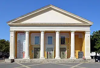 La façade.