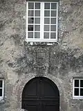Armoiries au-dessus d'une porte.