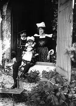 Théodore Botrel en famille à Pont-Aven en 1922