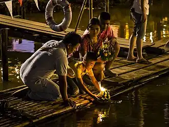 Lâchers de Kratongs sur la rivière Ping, un des principaux affluents de la Chao Phraya, Thaïlande