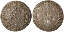 Photographie des deux faces d'une pièce représentant d'un côté deux lions entourant un blason surmonté d'une fleur de lys, et de l'autre, une fleur de lys seule, avec des inscriptions en latin : Argentoratensis nummus reip ; Flos perpetuus solius virtutis.