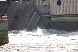 Porte abaissée, se trouve dans l'eau