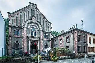 La synagogue, son parvis la maison du rabbin. Une soucca, visible dans la cour près de la grille