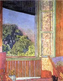 Tableau représentant une fenêtre qui ouvre sur des arbres et un ciel bleu, avec un store noir un peu baissé de travers, et au premier plan quelques objets, un petit chat noir et la tête d'une femme allongée.
