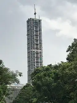 The 42, s'élevant entre les immeubles Jeevan Sudha et Tata Centre - Août 2016