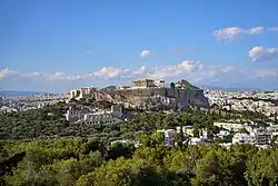 L'Acropole d'Athènes se dresse sur une proéminence naturelle surplombant la ville.