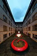 L'Albany, Cour