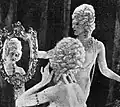 Esther Ralston (se regardant dans le miroir).