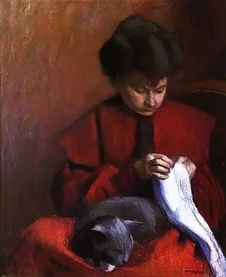 Portrait dans des teintes chaudes représentant une femme entre deux âges en train de coudre, tête baissée, un chat sur les genoux