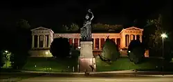 la Bavaria et le Ruhmeshalle de nuit.