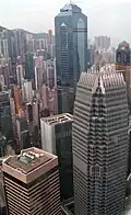 Le bâtiment « noyé » au milieu de gratte-ciel plus grands.