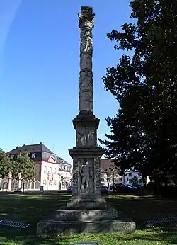 Vue d'une colonne isolée située sur un piédestal