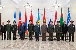 Onze hommes alignés debout face à l'objectif, la plupart en uniforme.