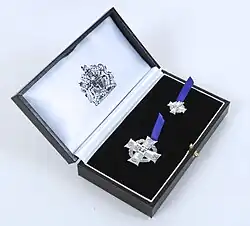 La croix d'Elizabeth et sa miniature dans un étui de présentation