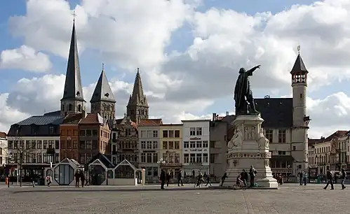Statue de Jacob van Artevelde au milieu du Vrijdagmarkt.