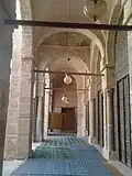 Vue intérieure de l'une des galeries entourant la cour