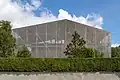 La maison recouverte de son écrin protecteur.