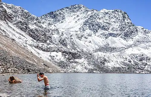Bain dans le lac sacré, 2016