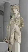 Korè 674, dite « Korè aux yeux en amandes ». Marbre de Paros, couleurs. H. conservée. 92&nbsp;cm. Vers 500.Musée de l'Acropole.