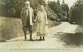 Mabel et Alexander marchant devant leur maison de Beinn Bhreagh