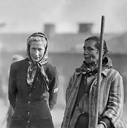 Survivant de Bergen-Belsen libéré avec une variante ersatz de la fin de la guerre (à gauche) ne présentant pas d'écusson en tissu, mais un N bien visible sur les vêtements extérieurs.