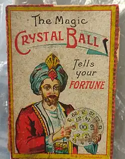 Jeu de hasard reprenant les dés de divination à 32 faces traditionnels en cristal de Bohème. Années 1930. Produit en Tchécoslovaquie.